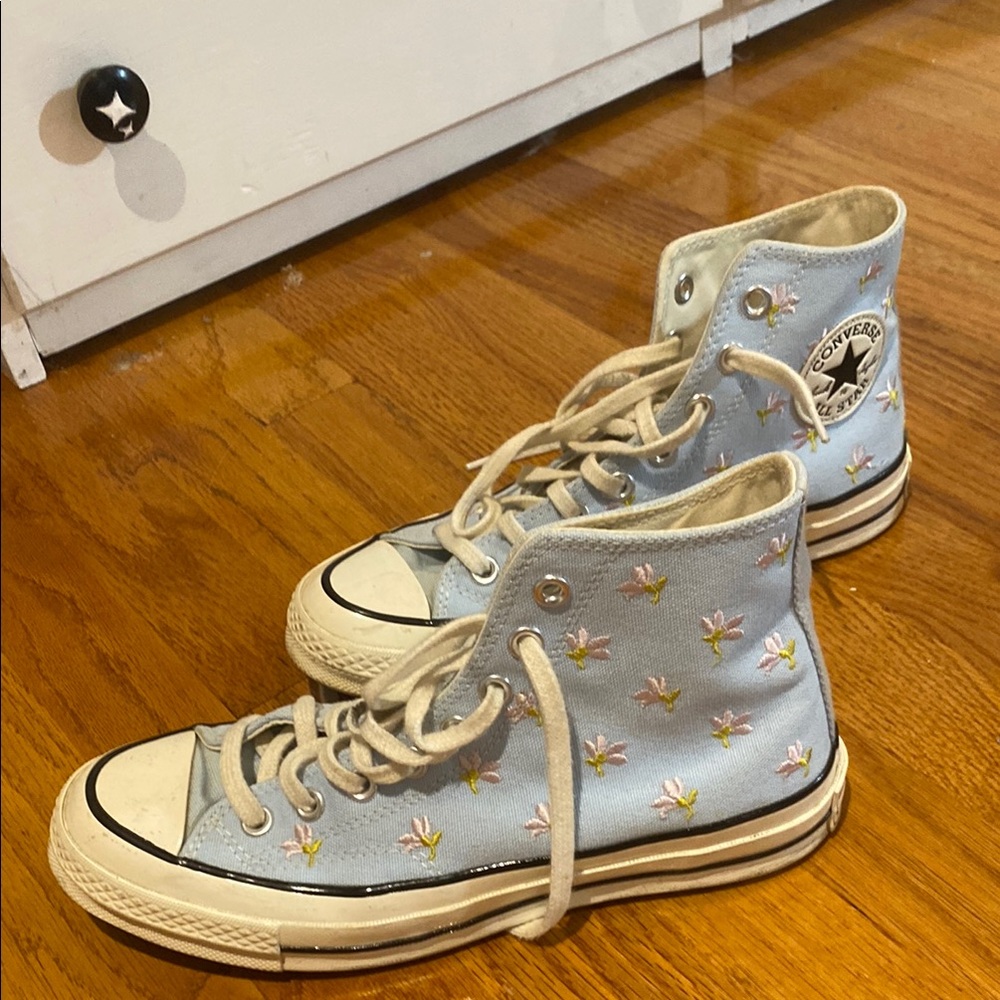 Light blue embroidered flower converse 8.5